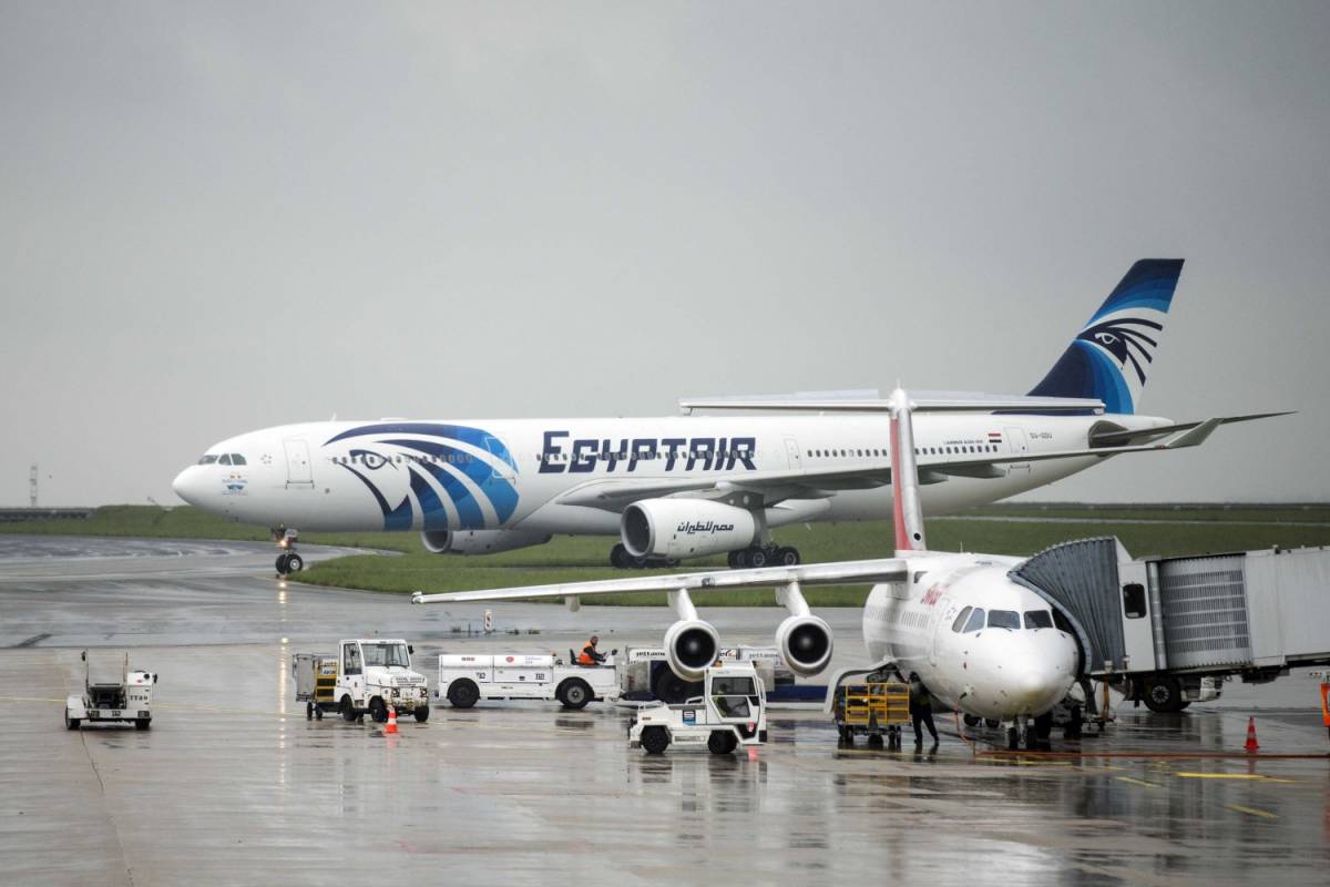 L'ipotesi della bomba sul volo Egyptair: "Un complice nello scalo di Parigi"