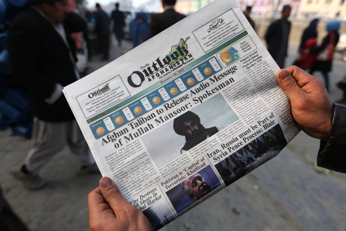 La prima pagina di un quotidiano afgano con la notizia della morte del mullah