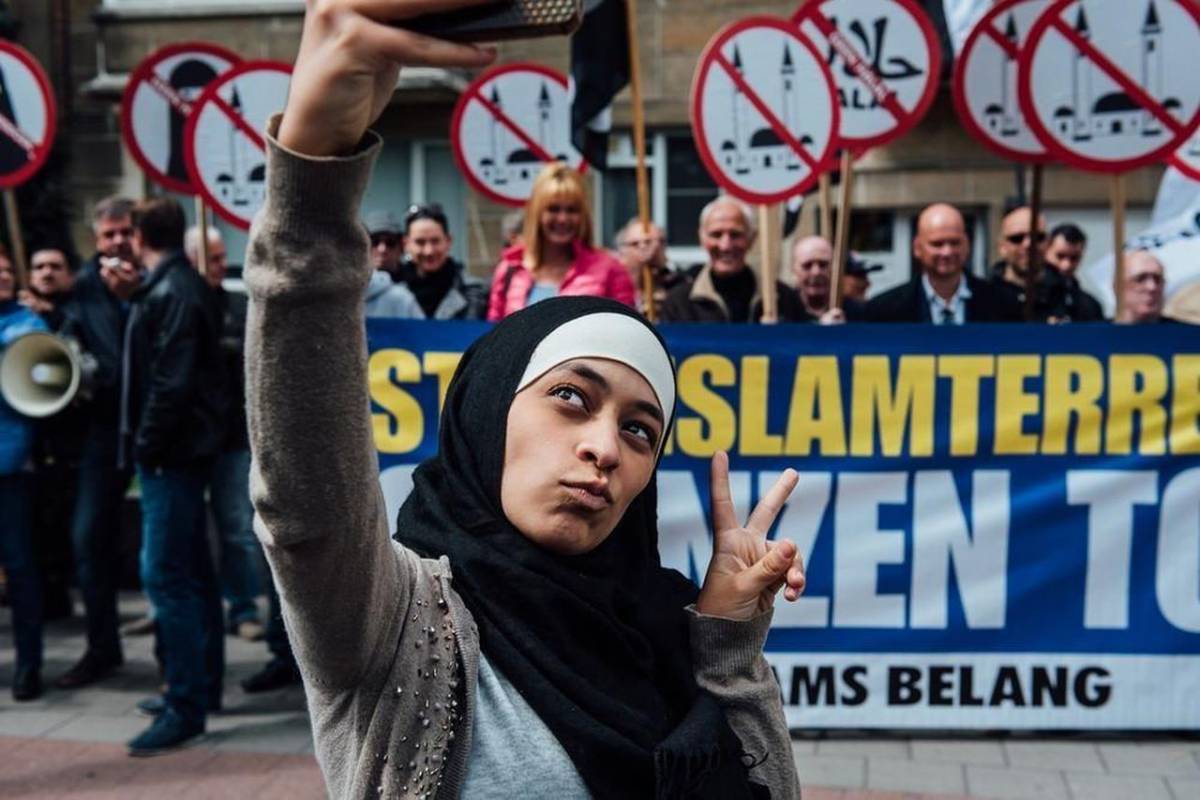 Selfie per la pace dall'islamica che manda tweet antisemiti