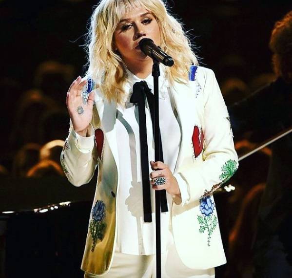 Standing ovation per Kesha, i social chiedono sia liberata dal suo produttore