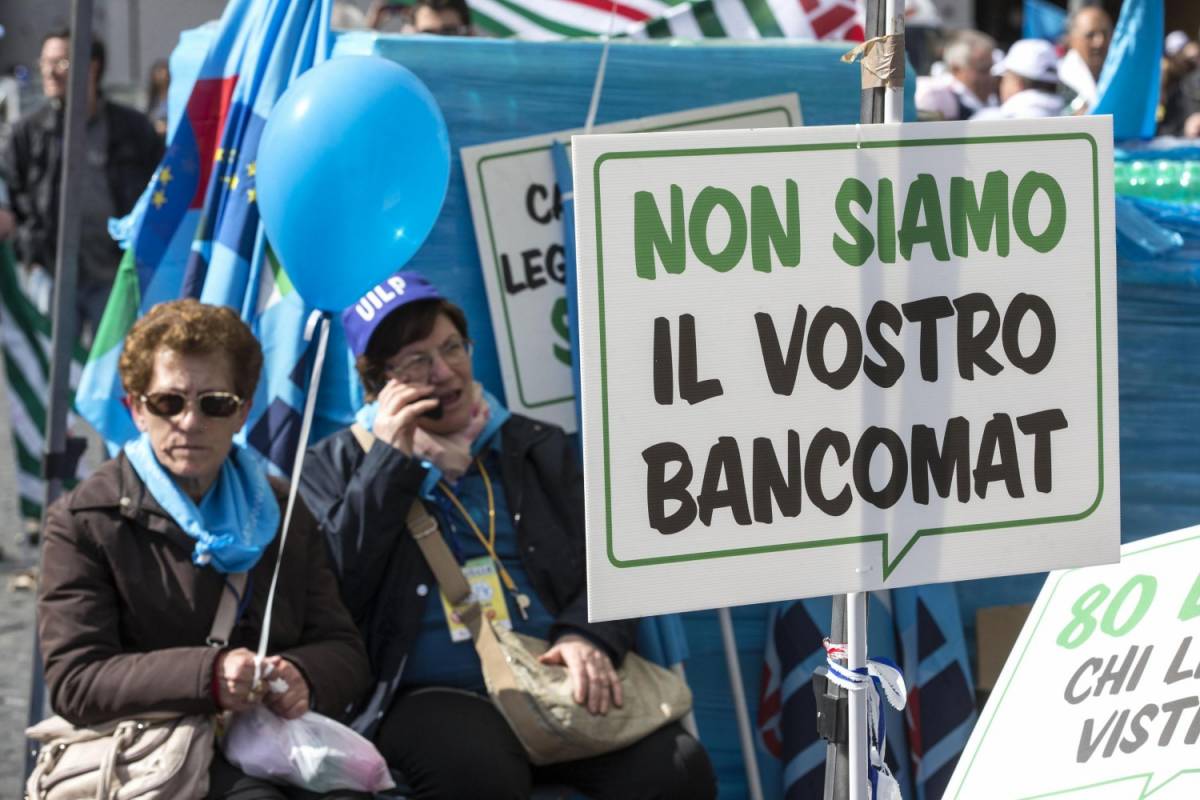 Un momento della manifestazione dei pensionati a Piazza del Popolo per protestare contro il governo Renzi a Roma