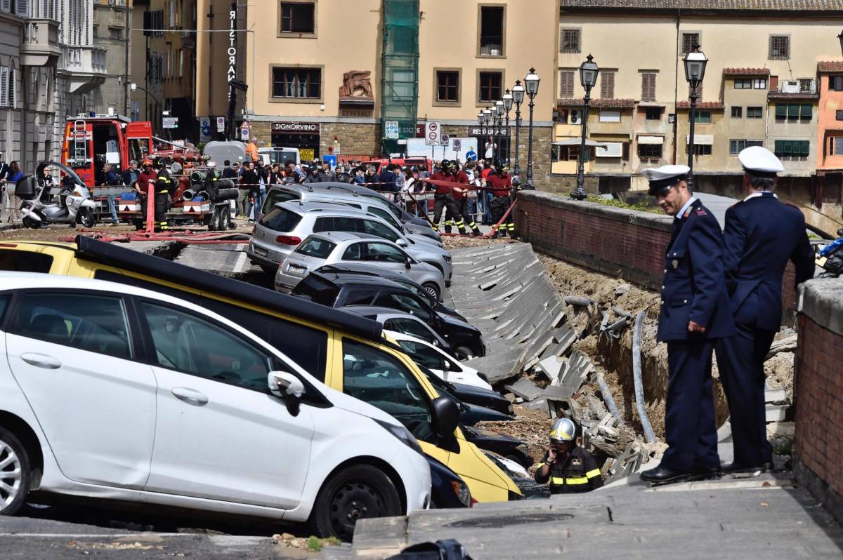 Firenze, Lungarno, voragine di 200 metri: sprofondano decine di auto