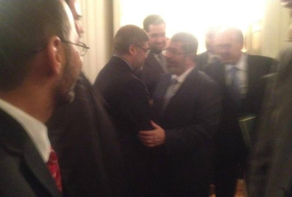 Spunta la foto che inguaia Sumaya: il padre stringe la mano a Morsi