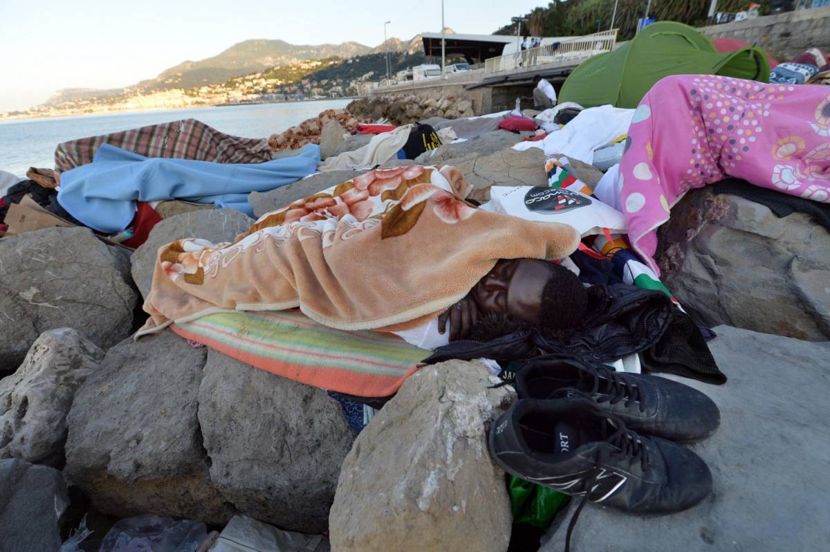 Migranti accampati sugli scogli a Ventimiglia