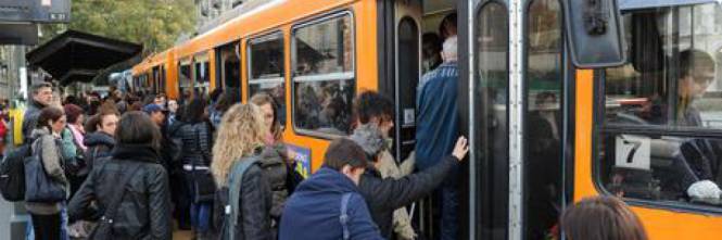 Torino, paura sull'autobus: un uomo colpisce ragazza con la cintura