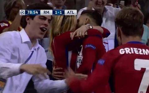 Atletico-Real Madrid: Carrasco bacia la fidanzata dopo il gol 