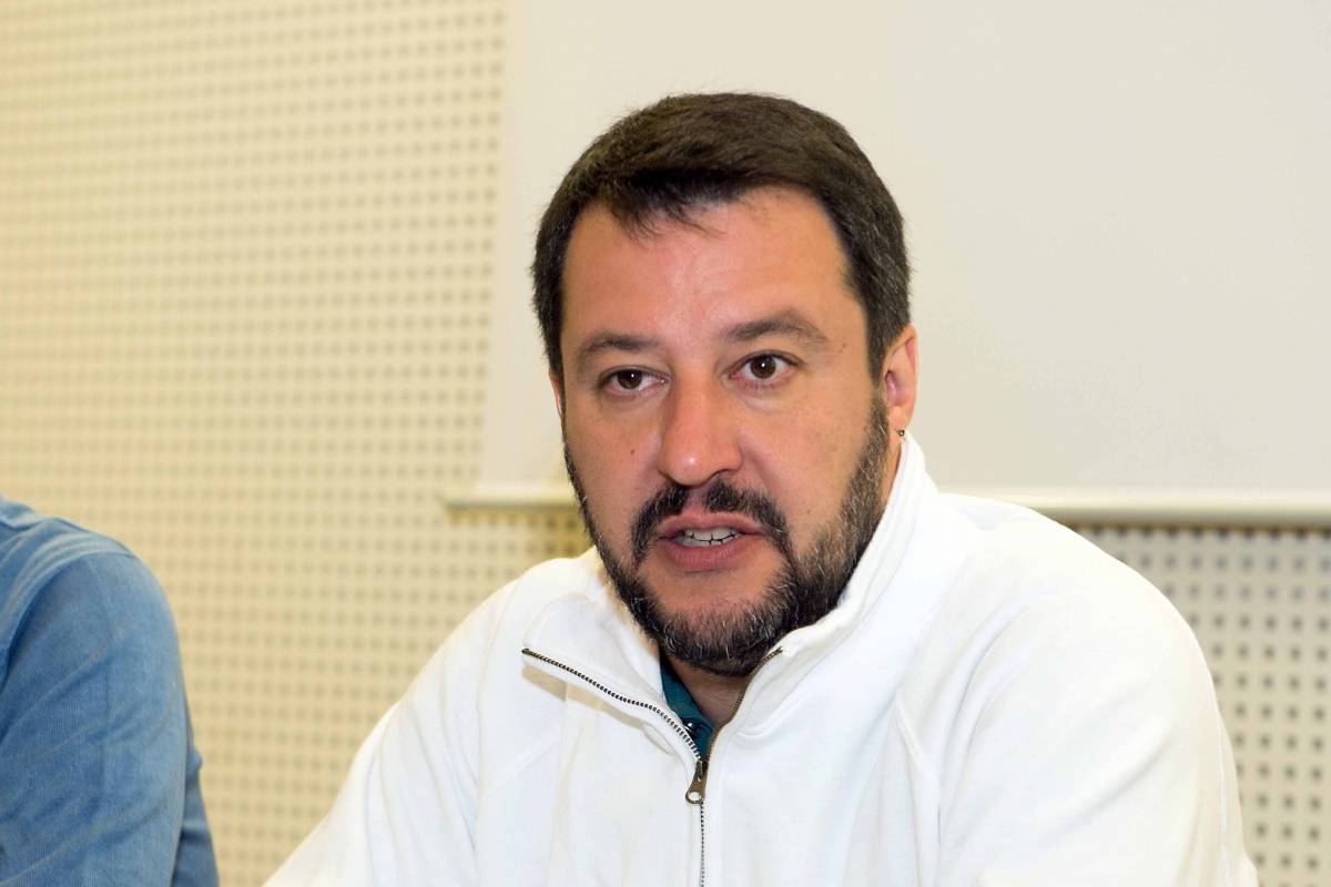 Salvini: "I profughi veri sono solo il 10%. Gli altri non devono partire"