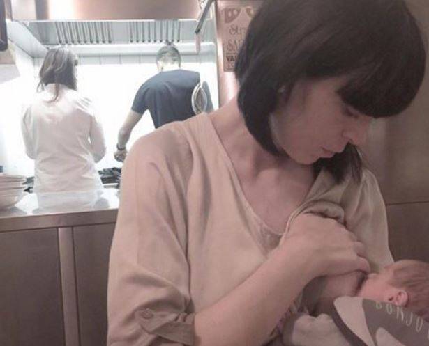 Pubblica foto mentre allatta: blogger viene coperta di insulti 