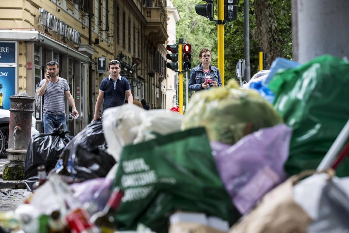 Roma, scioperano addetti ai rifiuti. Disagi e sporco per le vie della città