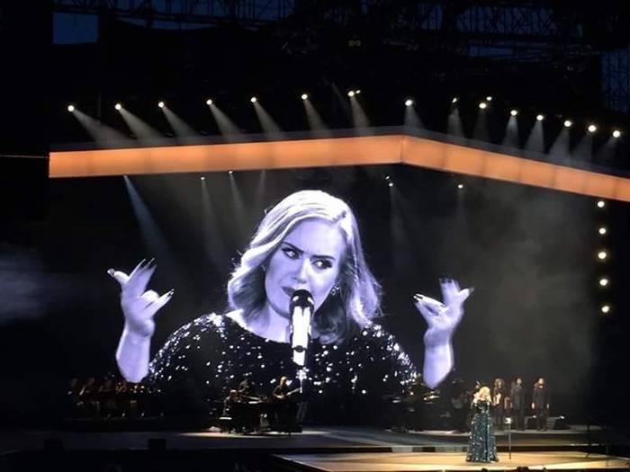 Adele, bagno di folla in un'Arena di Verona incantata