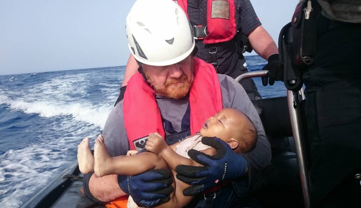 Migranti, l'Ue ipocrita scossa dalla foto del bimbo annegato