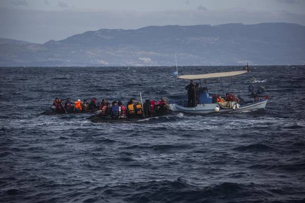 Migranti, nuovo fronte: barche verso la Puglia