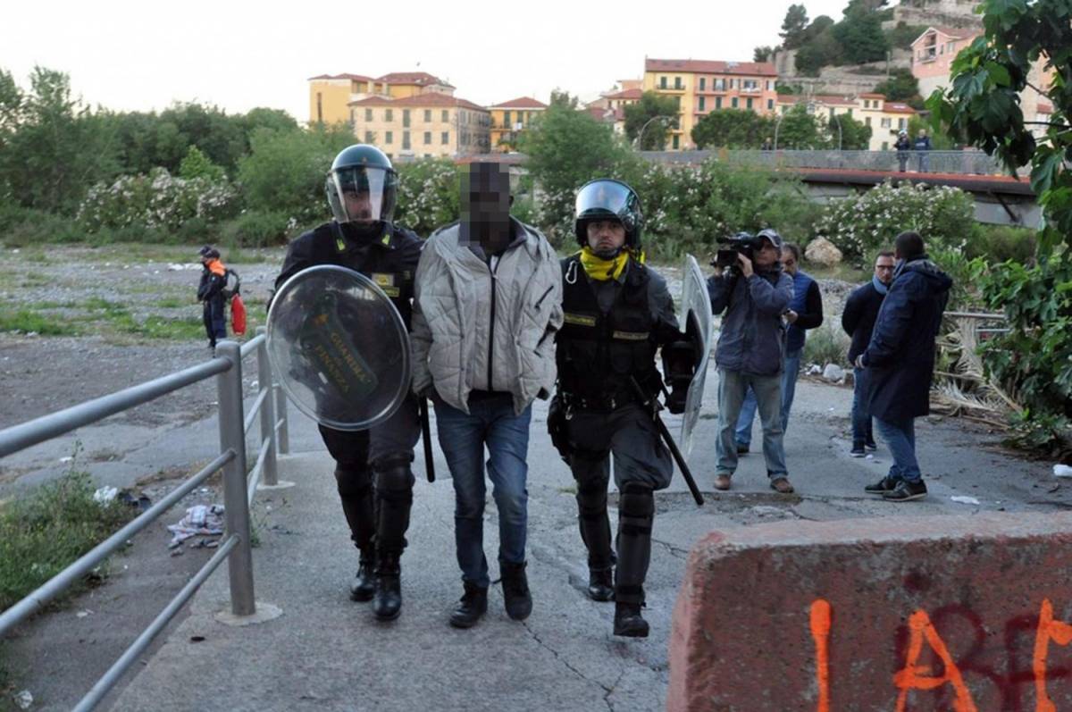 Ventimiglia, i migranti bloccati lasciano chiesa e rifiutano cibo