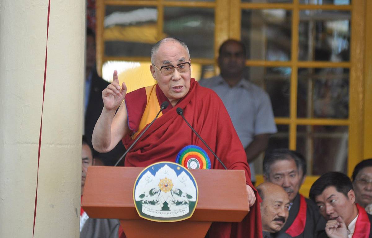 Migranti in Ue, il Dalai Lama: "Sono troppi, dovrebbero andarsene"