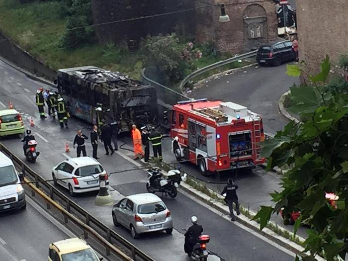 Roma, bus bruciato: panico tra i passeggeri