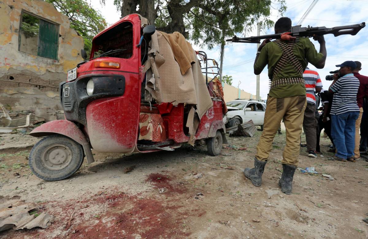 Un soldato del governo sulla scena di un'esplosione provocata da una bomba vicino a Mogadiscio