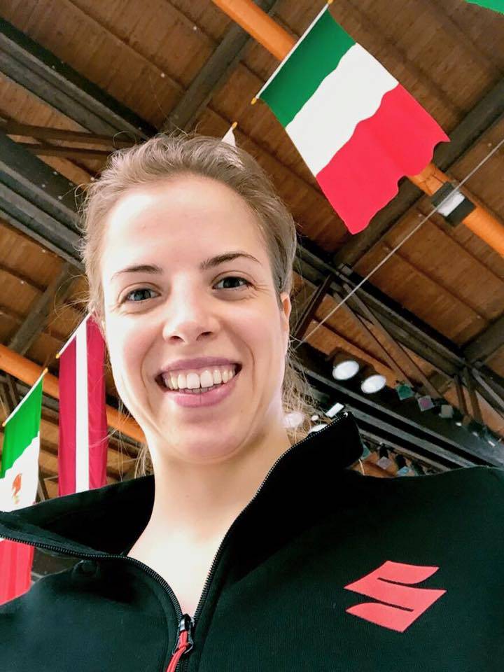 Carolina Kostner e il selfie col tricolore: polemica in Alto Adige