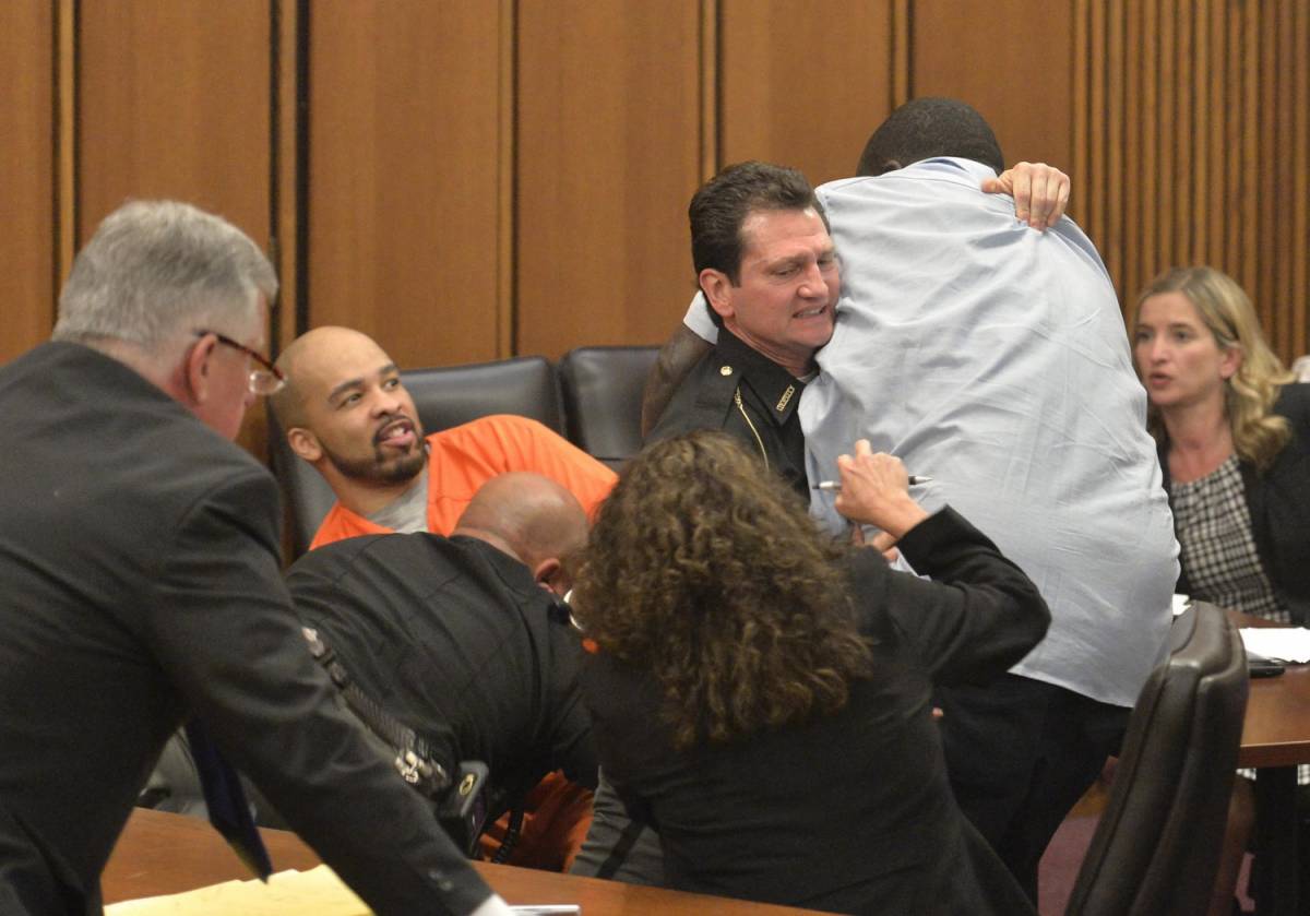 Il serial killer sorride in tribunale. E il padre della vittima lo aggredisce
