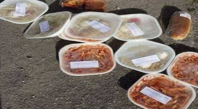 Profughi buttano il cibo offerto loro dal vescovo di Reggio Emilia