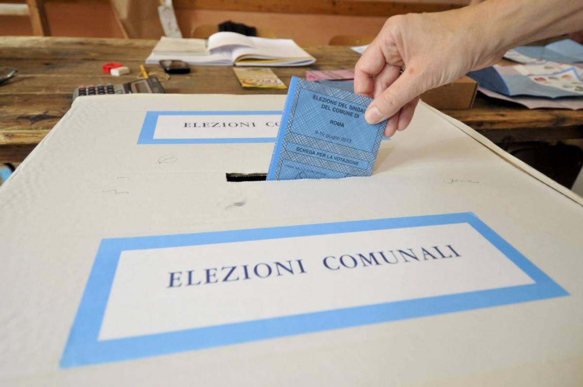 Elezioni, presidente seggio nasconde schede: arrivano i carabinieri