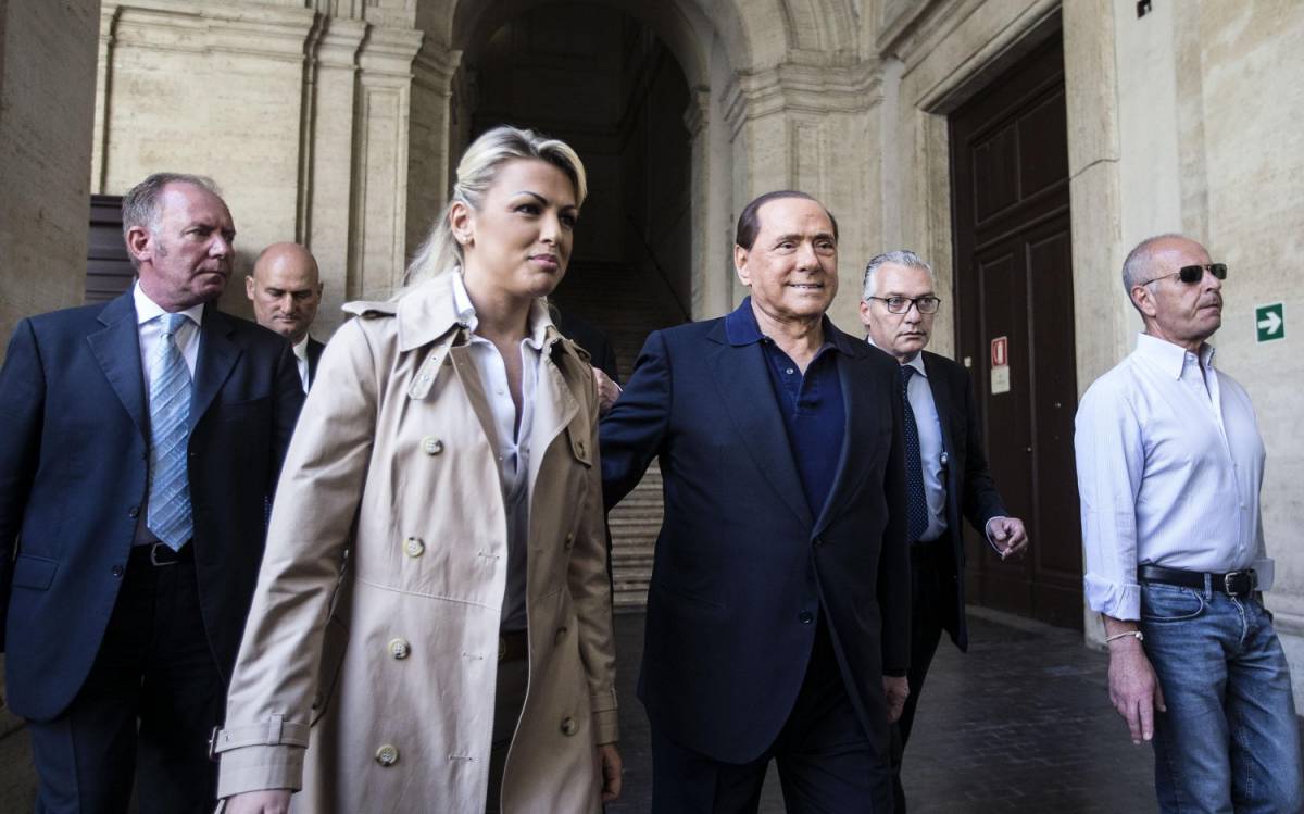 Berlusconi, Francesca Pascale: "Dal letto è lui che calma noi"