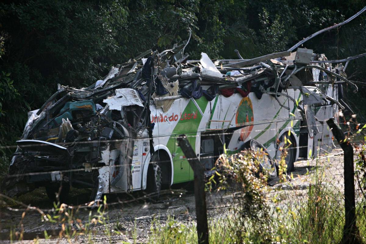 Brasile, si ribalta bus di studenti: almeno 16 morti e 30 feriti