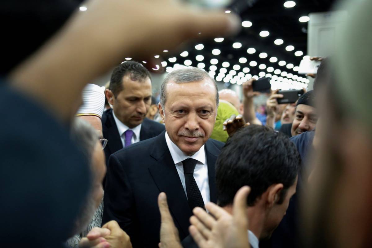 Ai funerali di Muhammad Alì Erdogan fa l'offeso e se ne va
