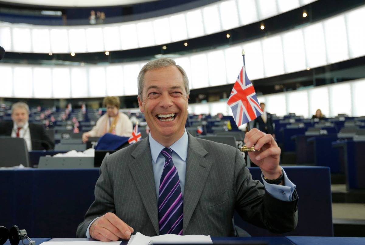 Farage replica a Grillo: "Illogico andare con gli eurofanatici"