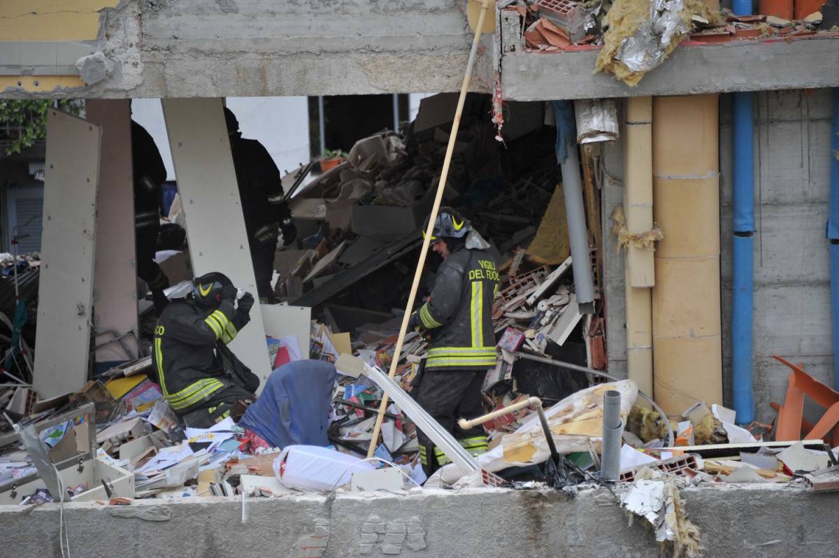 Esplosione a Milano, tre i morti nella palazzina
