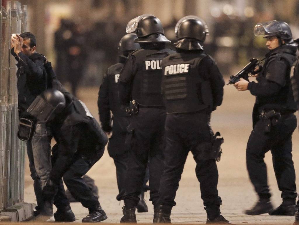 Parigi, uccide poliziotto e prende famiglia in ostaggio