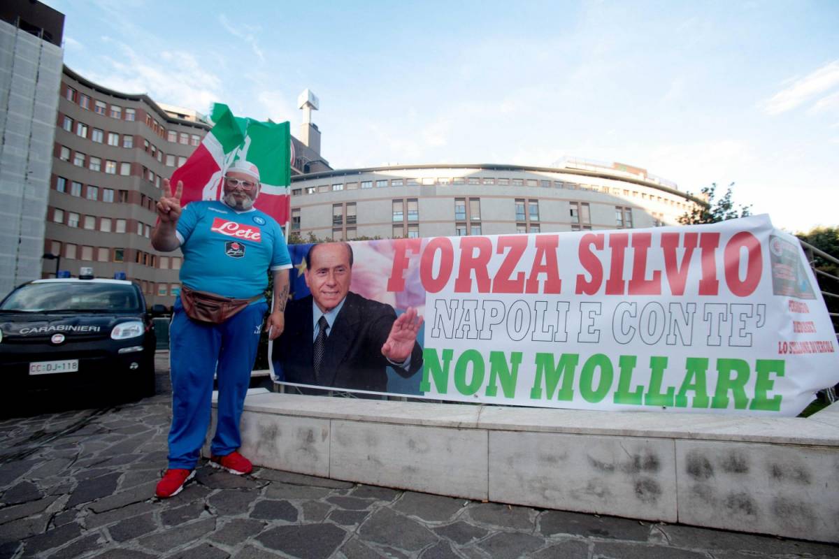 Berlusconi, l'affetto dei sostenitori. Striscioni e bandiere al San Raffaele