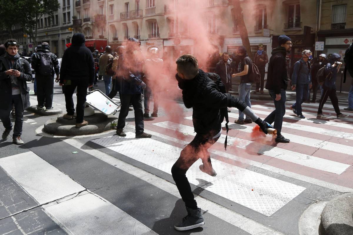 Parigi, scontri e feriti alla protesta contro la riforma del lavoro