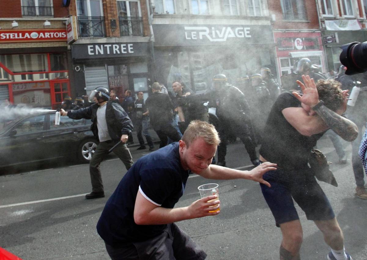 Euro 2016, nuovi scontri. Lacrimogeni ed esplosioni