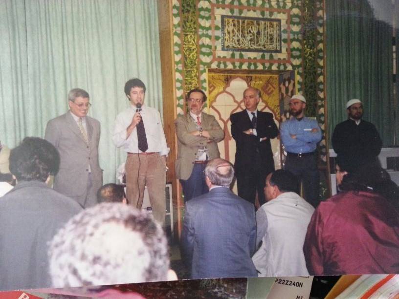 Matteo Salvini (secondo da sinistra)  in moschea a Milano nel 2001