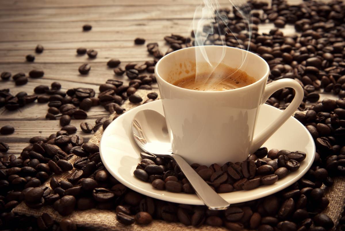 Caffeinomani, in alto i cuori: la tazzina non è cancerogena