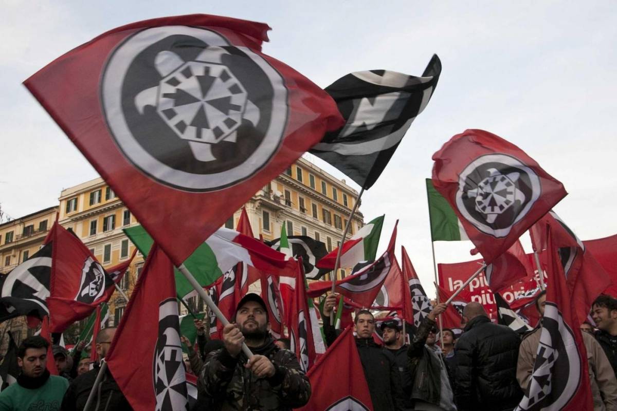 CasaPound aiuta i poveri italiani: "Fascisti? Ci danno da mangiare"