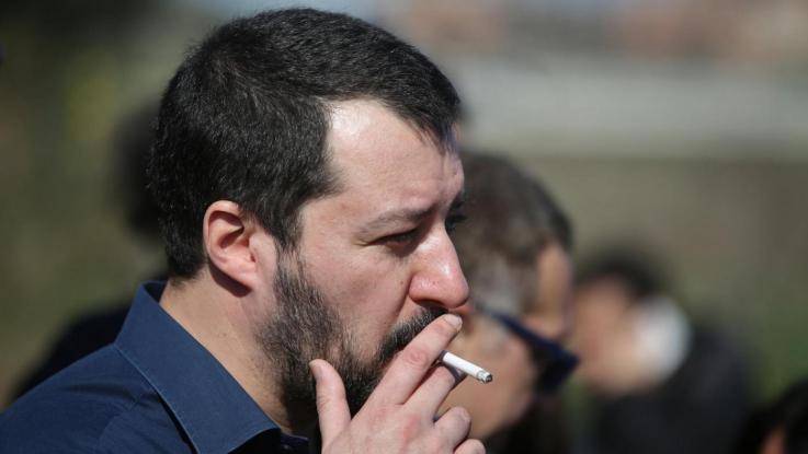 Addio di Salvini al fumo. "Da lunedì sera smetto"