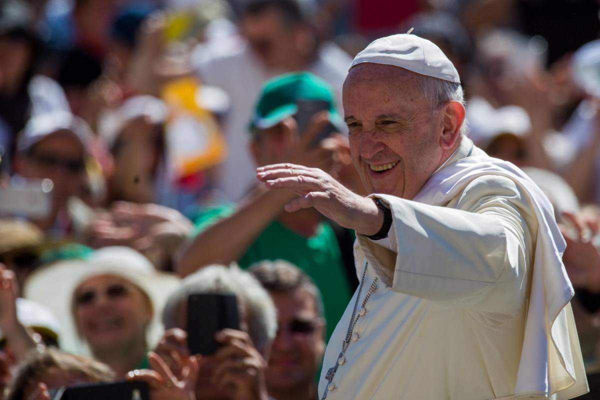 Papa Francesco: "Migranti persone come tutti ​e noi vogliamo stare con loro"