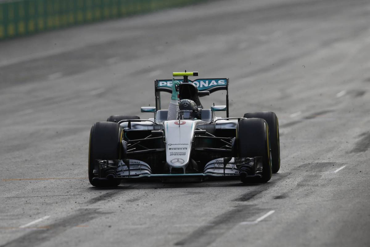 Formula 1, Rosberg domina a Baku. Seconda la Ferrari di Vettel