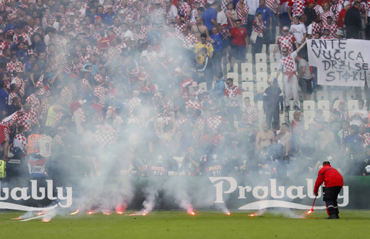 L'Uefa si fuma i fumogeni. Zero pugni agli ultras croati