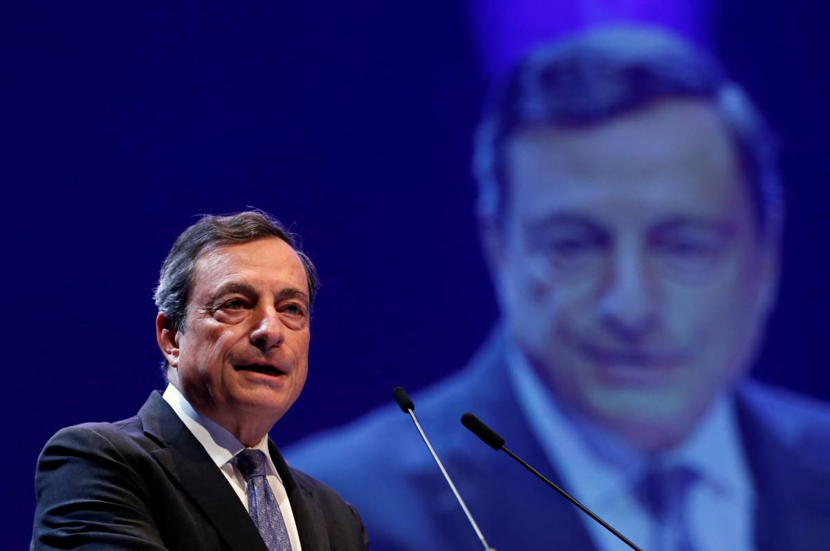 Draghi: "Tassi restano invariati per periodo esteso"