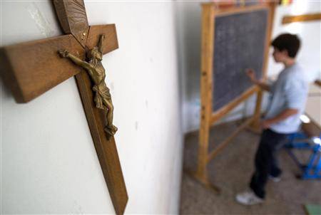Crocifisso a scuola, ministro Bussetti: "È simbolo della nostra fede"