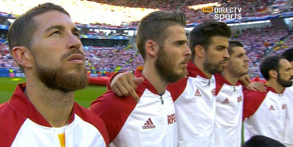 Euro 2016, Piqué e quel gesto durante l'inno spagnolo