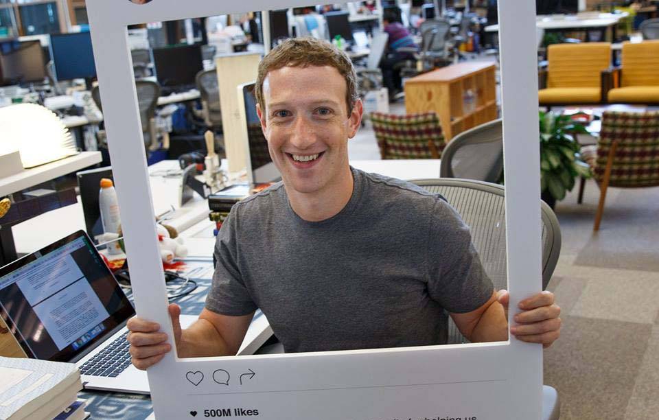 Zuckerberg teme di essere spiato. Il nastro adesivo copre la webcam