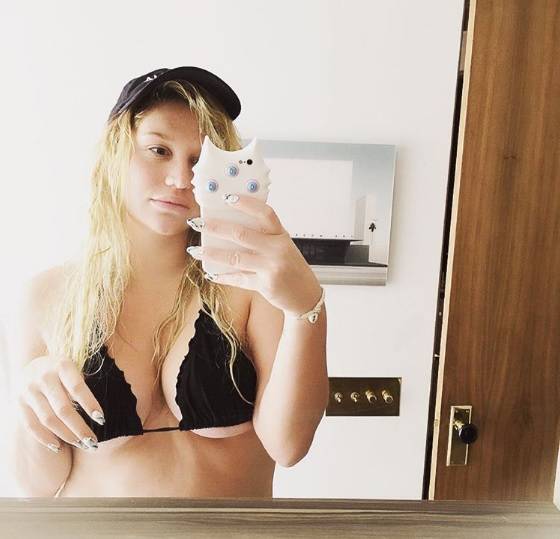 Kesha irriconoscibile con un bikini esplosivo