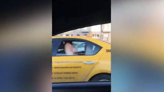 Ragazza fa sesso in taxi ​e si mostra dal finestrino