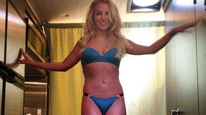 Britney Spears, bikini sexy contro chi la deride