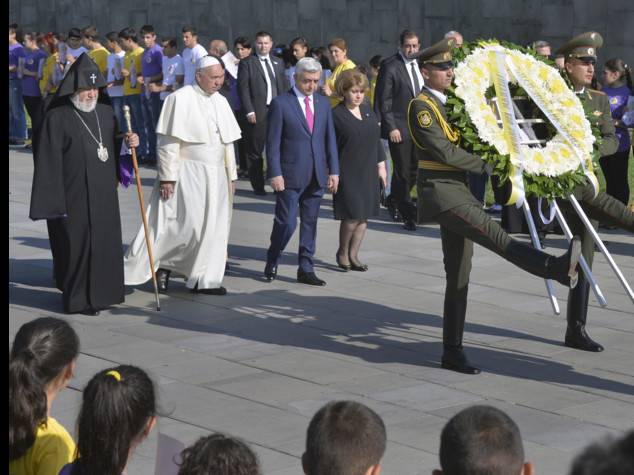 Papa Francesco visita il memoriale del genocidio