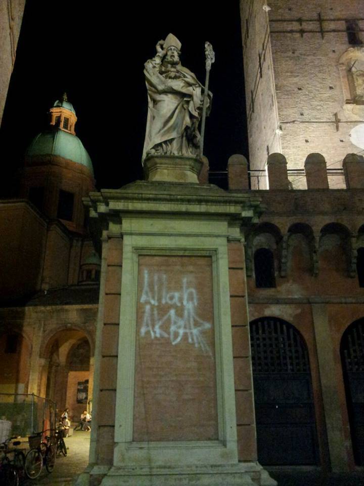 Bologna, sfregio islamico alla statua di San Petronio: "Allah Akbar"