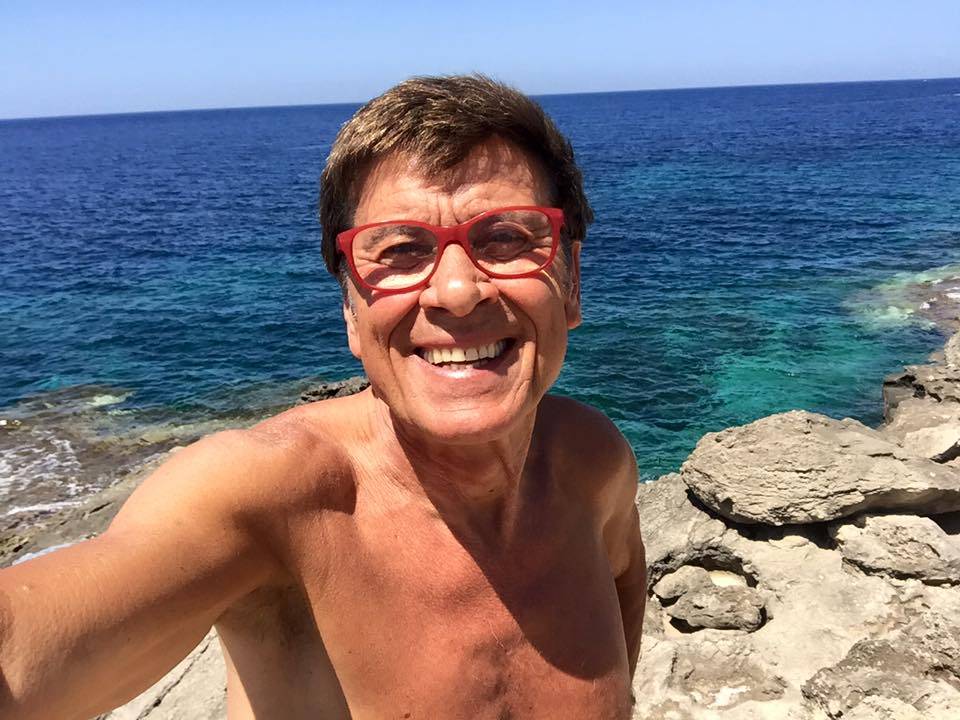 Gianni Morandi: nudista a Lampedusa?